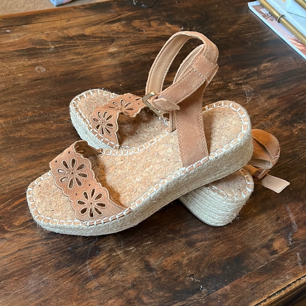Crown Vintage summer wedge 2.5 inch heel tan sandals - size 7.5 brand new!